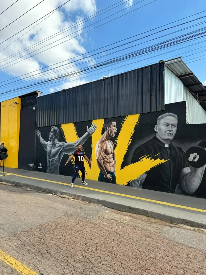 Fachada externa com mural artístico da VL Fitness em Contagem