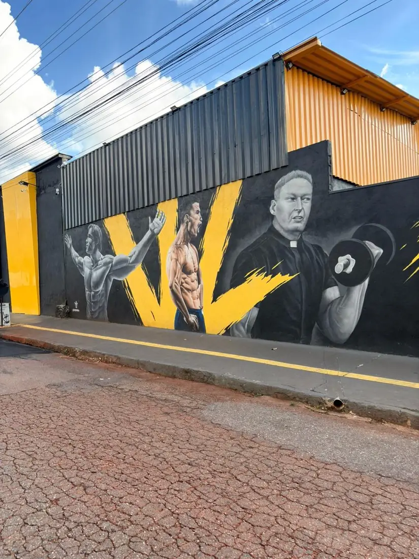 Mural artístico na fachada da academia VL Fitness no Novo Eldorado