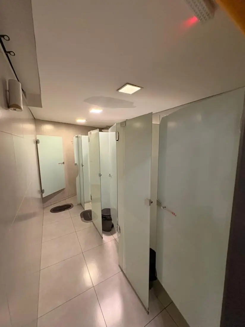 Vestiários amplos e limpos com cabines e chuveiros da VL Fitness em Contagem